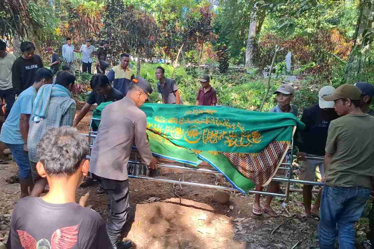 Dekap Hangat Keluarga Korban dan Ikut Gotong Keranda, Cara Kapolsek Lengkiti Redam Sembilu di Bumi Kawa