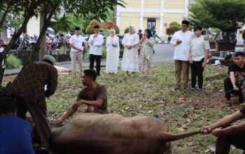 Langkah Humanis Polres OKU Salurkan 988 Kantong Daging Kurban ke Kawasan ”Slum Area” Baturaja