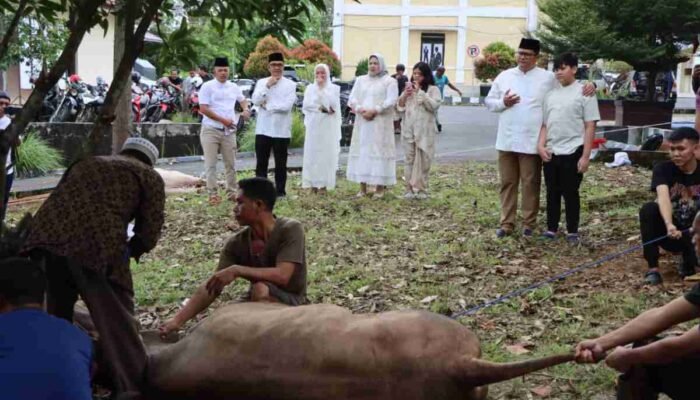 Langkah Humanis Polres OKU Salurkan 988 Kantong Daging Kurban ke Kawasan ”Slum Area” Baturaja