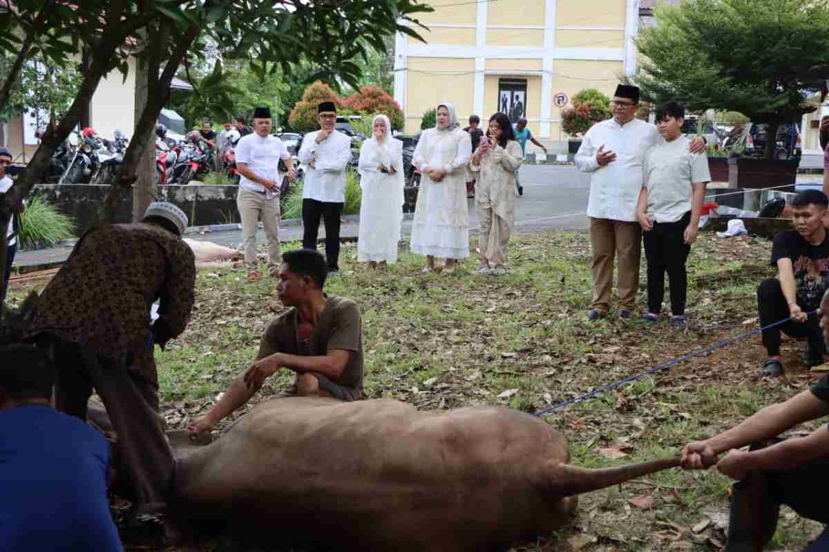 Langkah Humanis Polres OKU Salurkan 988 Kantong Daging Kurban ke Kawasan ”Slum Area” Baturaja