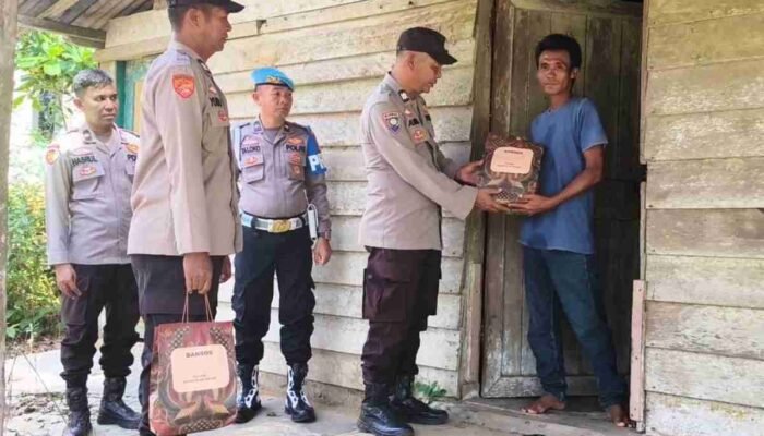 Mengetuk Pintu Warga Pelosok, Polsek Sosoh Buay Rayap Pererat Silaturahmi Lewat Paket Sembako