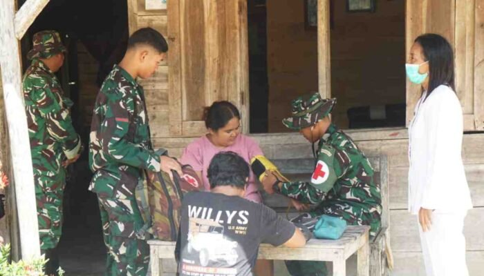 Menjemput Keluhan di Teras Rumah, Cara TMMD Ke-128 Menembus Isolasi Medis