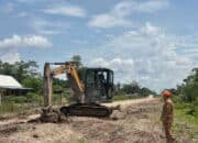 Pastikan Konektivitas Lalan, Camat dan Warga Swadaya Rawat Jalan TMMD