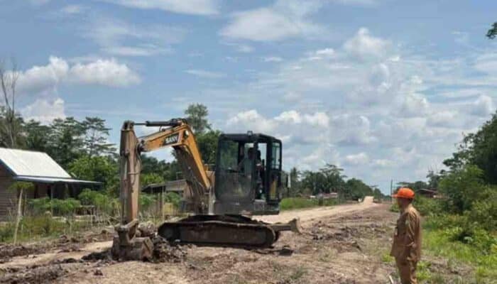 Pastikan Konektivitas Lalan, Camat dan Warga Swadaya Rawat Jalan TMMD