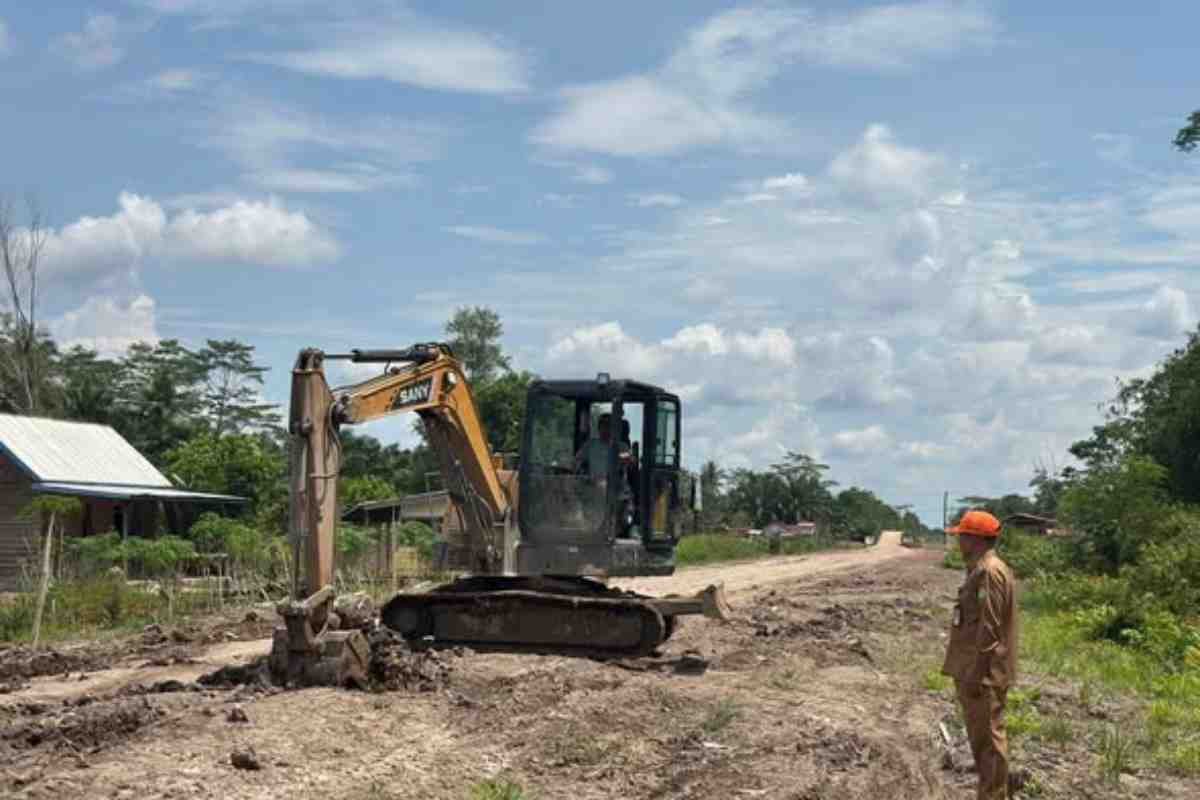 Pastikan Konektivitas Lalan, Camat dan Warga Swadaya Rawat Jalan TMMD