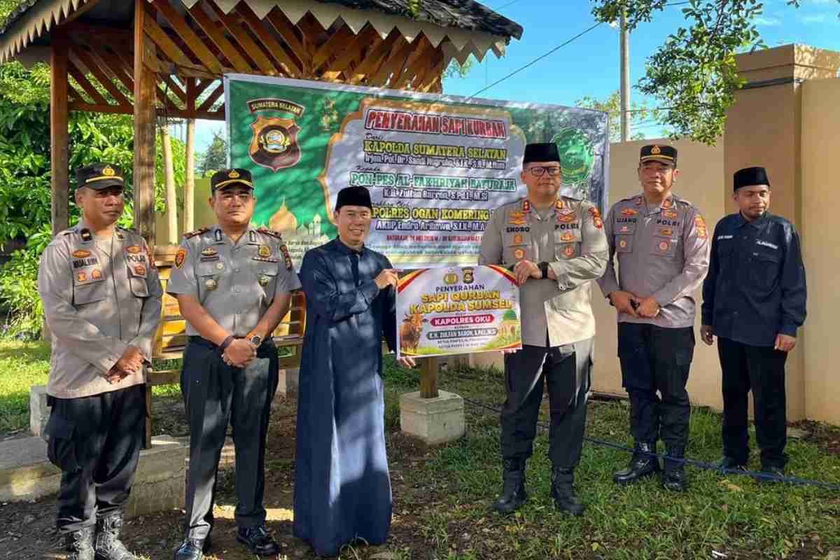 Perkuat Modal Sosial, Kapolda Sumsel Salurkan Sapi Kurban ke Ponpes Al-Fakhriyah OKU
