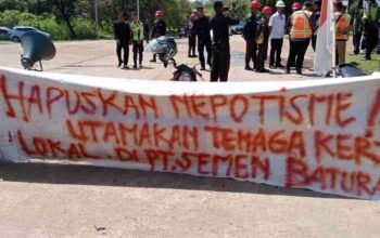 Protes Nepotisme Tenaga Kerja, Warga Desa Pusar Blokade Portal PT Semen Baturaja