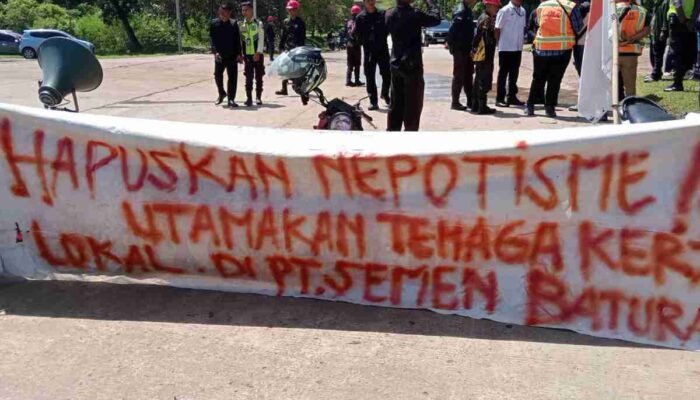 Protes Nepotisme Tenaga Kerja, Warga Desa Pusar Blokade Portal PT Semen Baturaja