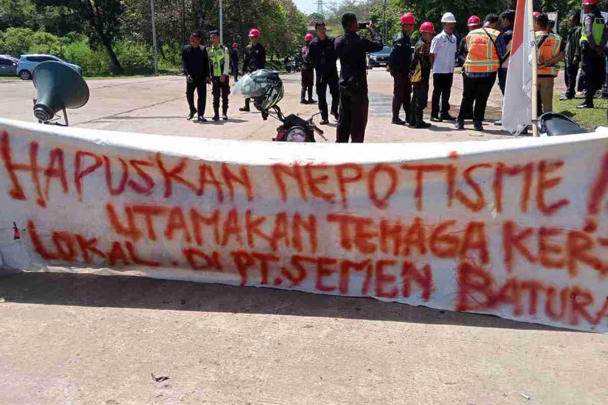 Protes Nepotisme Tenaga Kerja, Warga Desa Pusar Blokade Portal PT Semen Baturaja
