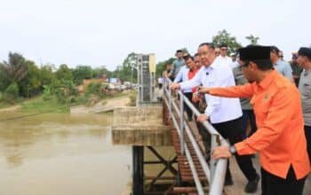 Pulihkan Konektivitas Desa, Wagub Cik Ujang Targetkan Jembatan Sungai Menang Dibangun Permanen pada 2027