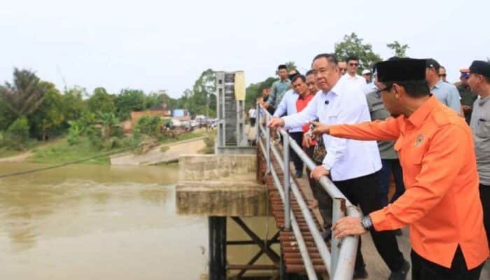 Pulihkan Konektivitas Desa, Wagub Cik Ujang Targetkan Jembatan Sungai Menang Dibangun Permanen pada 2027