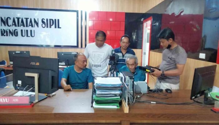 Respons Krisis Medis Warga, Disdukcapil OKU Jebol Libur demi Cetak Dokumen Darurat