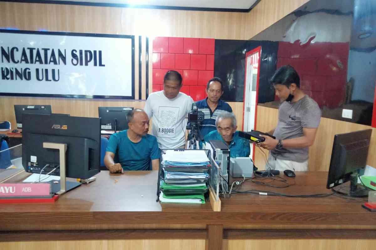 Respons Krisis Medis Warga, Disdukcapil OKU Jebol Libur demi Cetak Dokumen Darurat