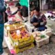 Risiko Kematian Meningkat, Pedagang Anak Ayam di Pasar Terusan Siasati Cuaca Ekstrem