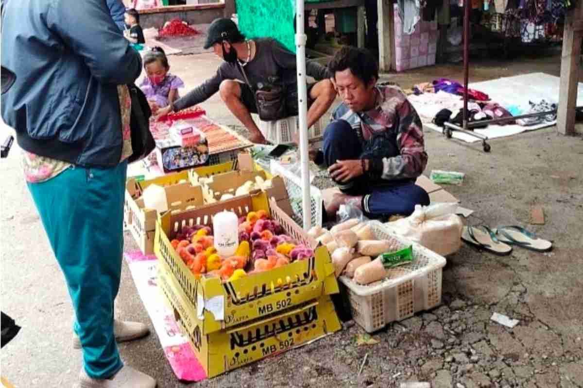 Risiko Kematian Meningkat, Pedagang Anak Ayam di Pasar Terusan Siasati Cuaca Ekstrem
