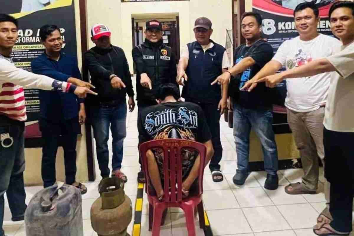 Sembunyi di Bawah Tumpukan Pakaian Setelah Bobol Atap Rumah, Remaja di OKU Timur Diringkus Polisi