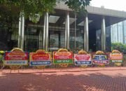 Sindir Melalui Karangan Bunga, Massa Desak KPK Bongkar Dalang Korupsi Pokir DPRD OKU