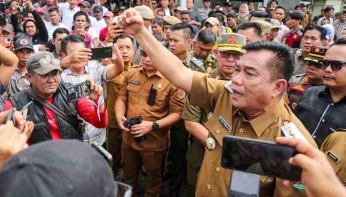 Toha Tohet Perjuangkan Legalisasi Penyulingan Minyak Rakyat ke Pusat