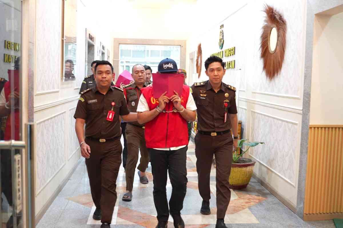 Belum Kering Air Wudhu Haji, Mantan Pemimpin Bank Sumsel Babel Martapura Langsung Disambut Rompi Tahanan