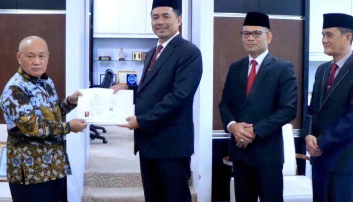 Bupati OKU Selatan Berikan Penghargaan Tertinggi atas Dedikasi Purna Bhakti Asisten III