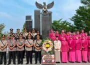 Hari Bhayangkara, Polres OKU Kenang Jasa Pahlawan Lewat Ziarah di TMP Kemarung