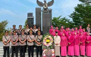Hari Bhayangkara, Polres OKU Kenang Jasa Pahlawan Lewat Ziarah di TMP Kemarung