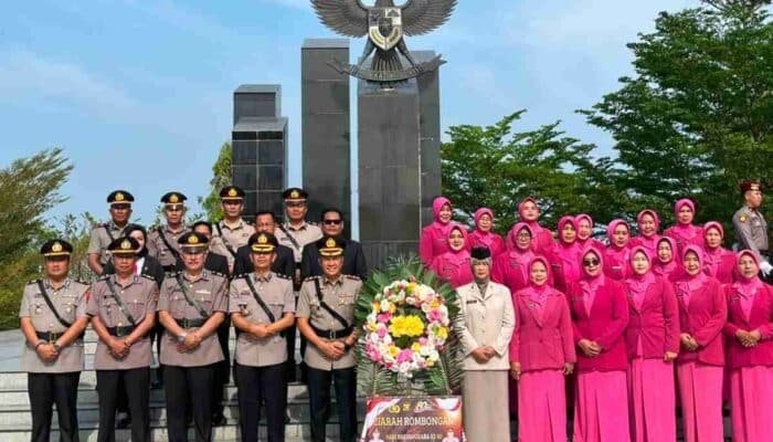 Hari Bhayangkara, Polres OKU Kenang Jasa Pahlawan Lewat Ziarah di TMP Kemarung
