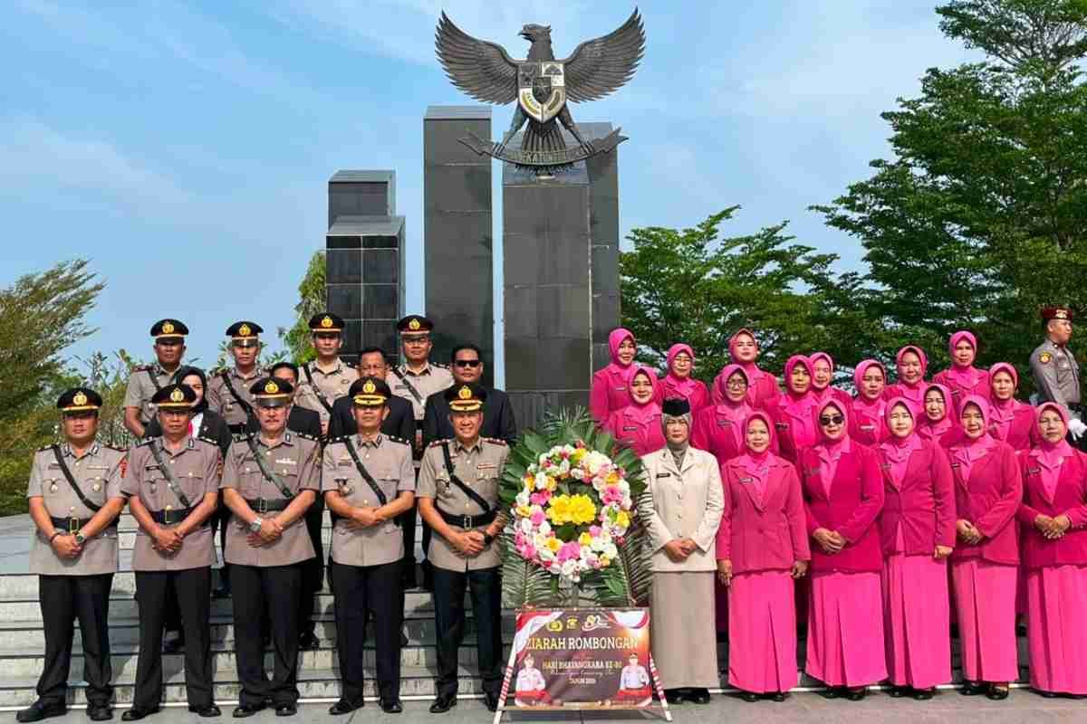 Hari Bhayangkara, Polres OKU Kenang Jasa Pahlawan Lewat Ziarah di TMP Kemarung