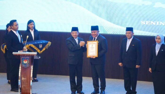 Herman Deru Raih Tanda Kehormatan Satyalancana Wira Karya Lewat Terobosan Hijau di Kawasan Pesisir