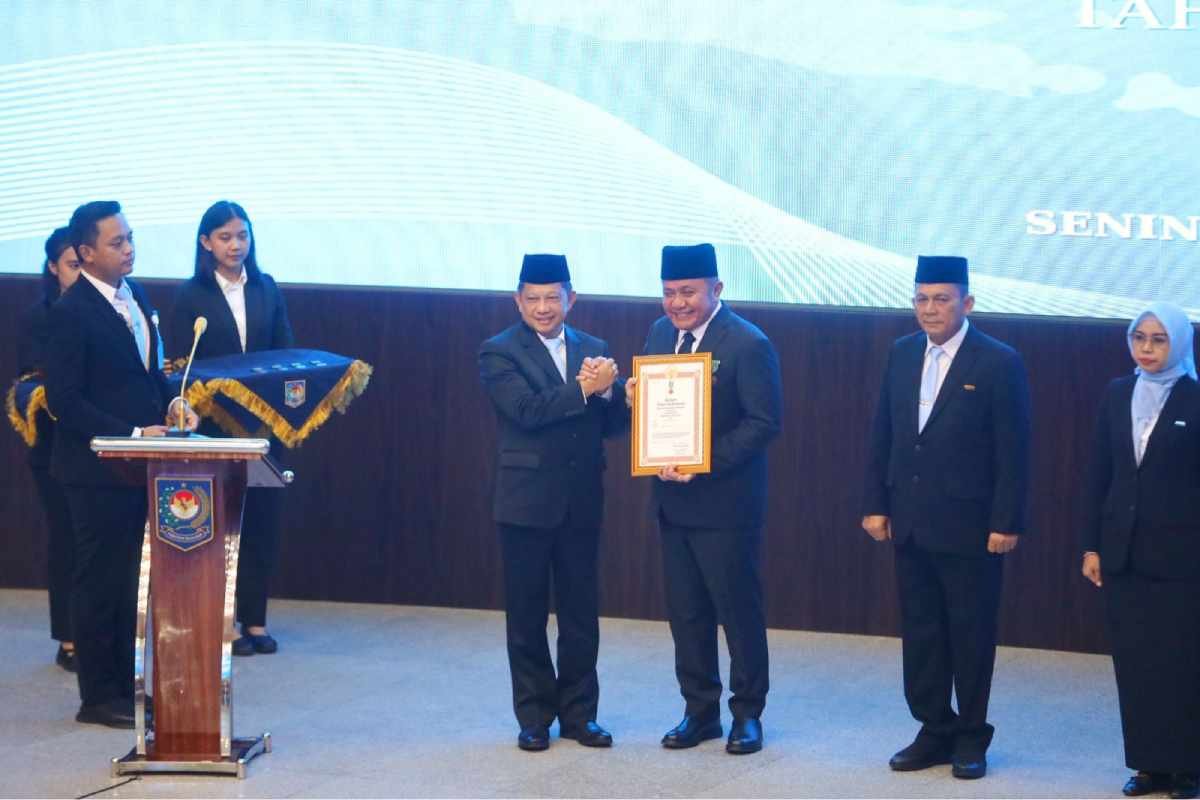 Herman Deru Raih Tanda Kehormatan Satyalancana Wira Karya Lewat Terobosan Hijau di Kawasan Pesisir