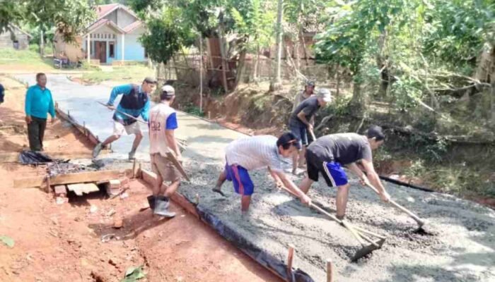 Instruksi Bupati Toha Tohet Gerakkan Gotong Royong Pengecoran Jalan Antar-Dusun di Supat Timur