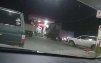 Jerat Pelangsir BBM Paksa Warga Bermalam di Jalan Lingkar Sekayu