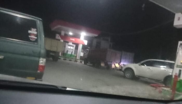 Jerat Pelangsir BBM Paksa Warga Bermalam di Jalan Lingkar Sekayu