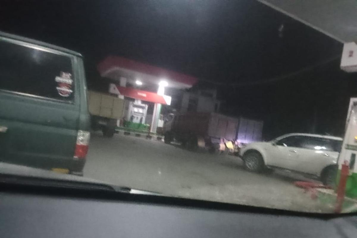 Jerat Pelangsir BBM Paksa Warga Bermalam di Jalan Lingkar Sekayu