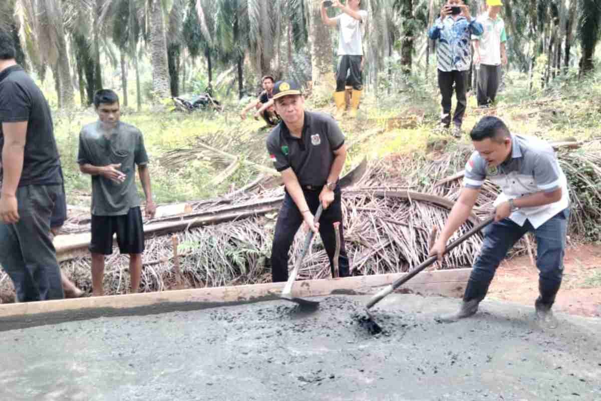 Menambal Asa di Jalur Poros, Sinergi Warga dan Swasta Perbaiki Jalan Penghubung Muba