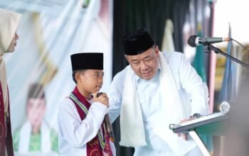 Menghadiri Wisuda Santri di Muara Enim, Wakil Gubernur Sumsel Menyerahkan Bantuan Pendidikan untuk Keberangkatan ke Kairo