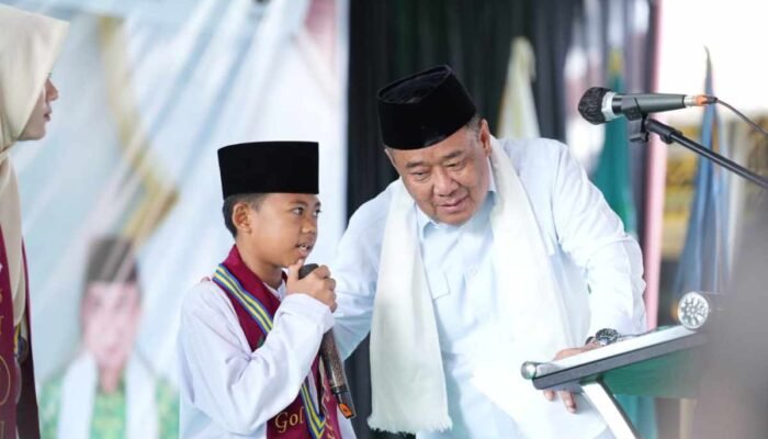 Menghadiri Wisuda Santri di Muara Enim, Wakil Gubernur Sumsel Menyerahkan Bantuan Pendidikan untuk Keberangkatan ke Kairo