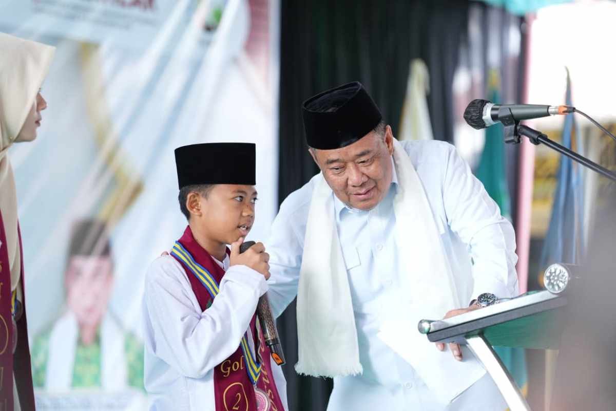 Menghadiri Wisuda Santri di Muara Enim, Wakil Gubernur Sumsel Menyerahkan Bantuan Pendidikan untuk Keberangkatan ke Kairo