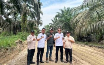 Pemerintah Kecamatan dan Swasta Turun Tangan Akhiri Penderitaan Petani Sawit di Muara Bahar yang Bertahun-tahun Terjebak Jalan Rusak
