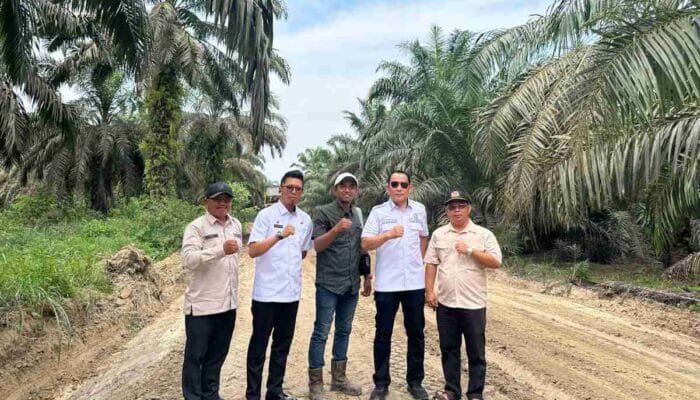 Pemerintah Kecamatan dan Swasta Turun Tangan Akhiri Penderitaan Petani Sawit di Muara Bahar yang Bertahun-tahun Terjebak Jalan Rusak