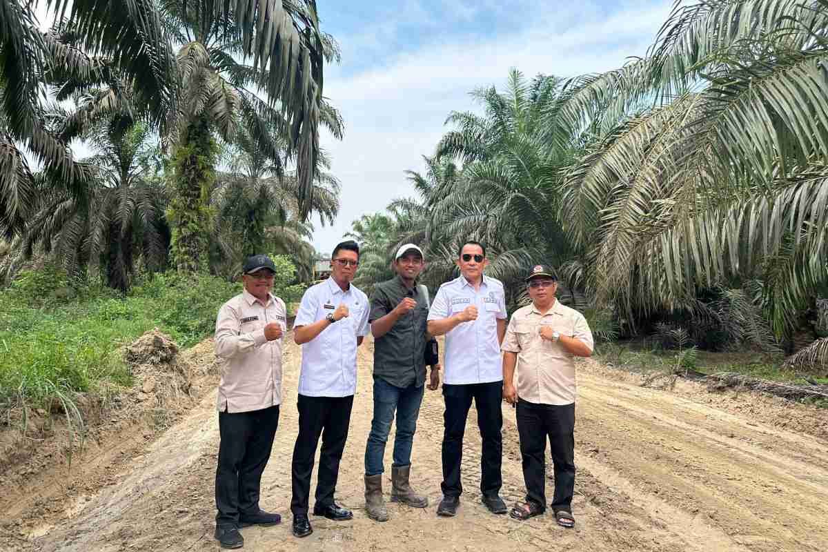Pemerintah Kecamatan dan Swasta Turun Tangan Akhiri Penderitaan Petani Sawit di Muara Bahar yang Bertahun-tahun Terjebak Jalan Rusak