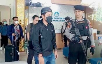 Sebelas Jam Mengunci Pintu Elakan Tersangka Korupsi Muara Enim
