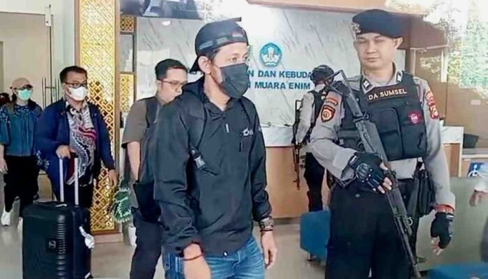 Sebelas Jam Mengunci Pintu Elakan Tersangka Korupsi Muara Enim