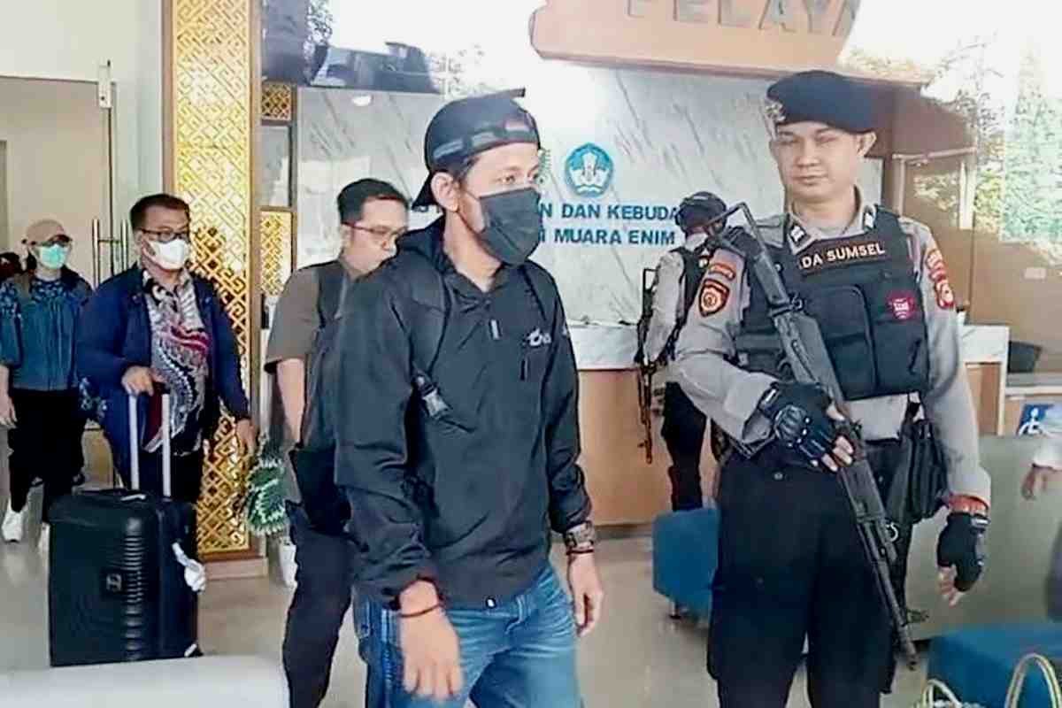 Sebelas Jam Mengunci Pintu Elakan Tersangka Korupsi Muara Enim