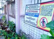 Spanduk Denda Rp 50 Juta Jadi Pajangan Mati di Atas Parit Busuk Belakang Kantor Disdukcapil OKU