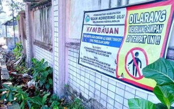 Spanduk Denda Rp 50 Juta Jadi Pajangan Mati di Atas Parit Busuk Belakang Kantor Disdukcapil OKU