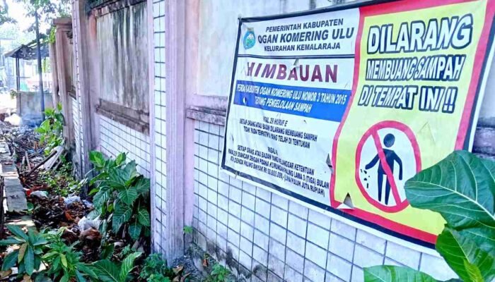 Spanduk Denda Rp 50 Juta Jadi Pajangan Mati di Atas Parit Busuk Belakang Kantor Disdukcapil OKU
