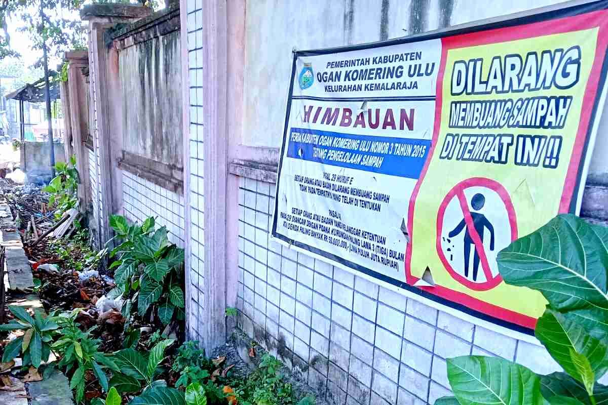Spanduk Denda Rp 50 Juta Jadi Pajangan Mati di Atas Parit Busuk Belakang Kantor Disdukcapil OKU