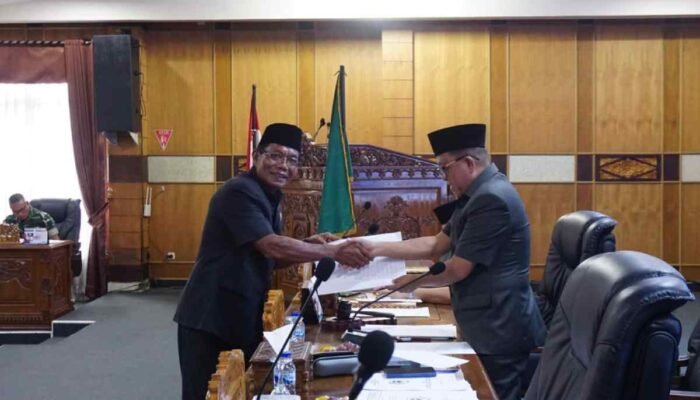 Sujarwo anggota DPRD OKU dari Partai Hanura, maju menyerahkan berkas langsung ke tangan Wakil Bupati OKU Ir H Marjito Bachri. Dok. Radit/Nusaly.com