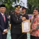 Bantu Ungkap Kasus Pembunuhan, Kepala Desa Bumi Kawa Terima Penghargaan Polres OKU